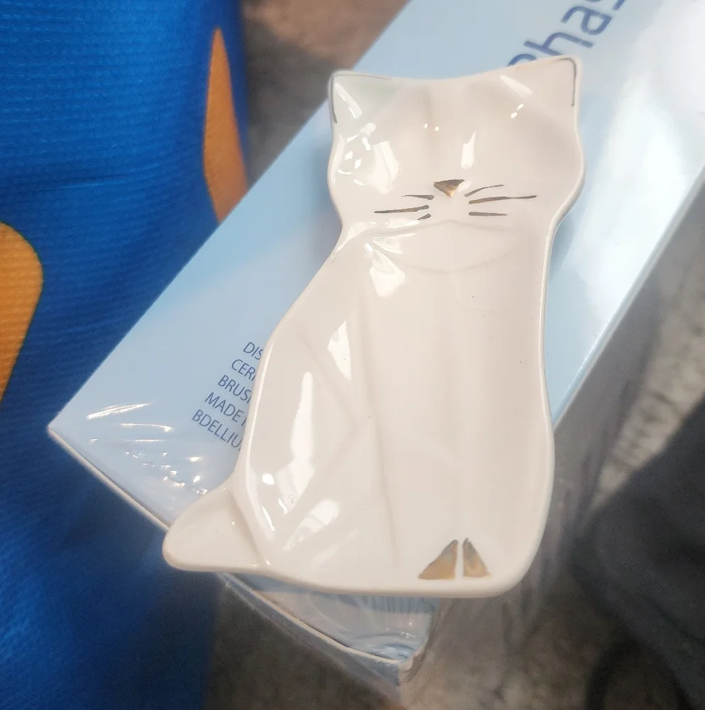 White Ceramic Cat Ring Holder purchased from Franchescas